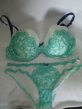 Victoria's Secret Mint Green Lace Bra & Brief M Set with Navy Straps